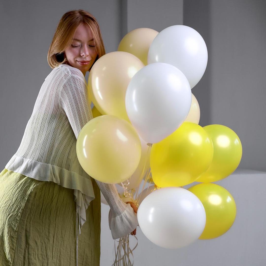 Сет из 15 бело-желтых шаров с гелием