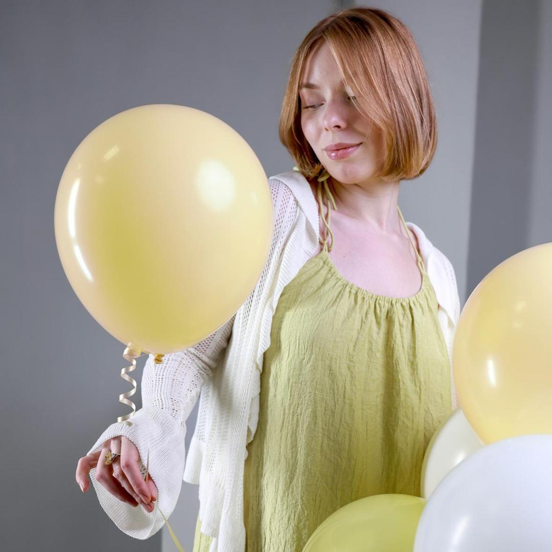 Сет из 15 бело-желтых шаров с гелием