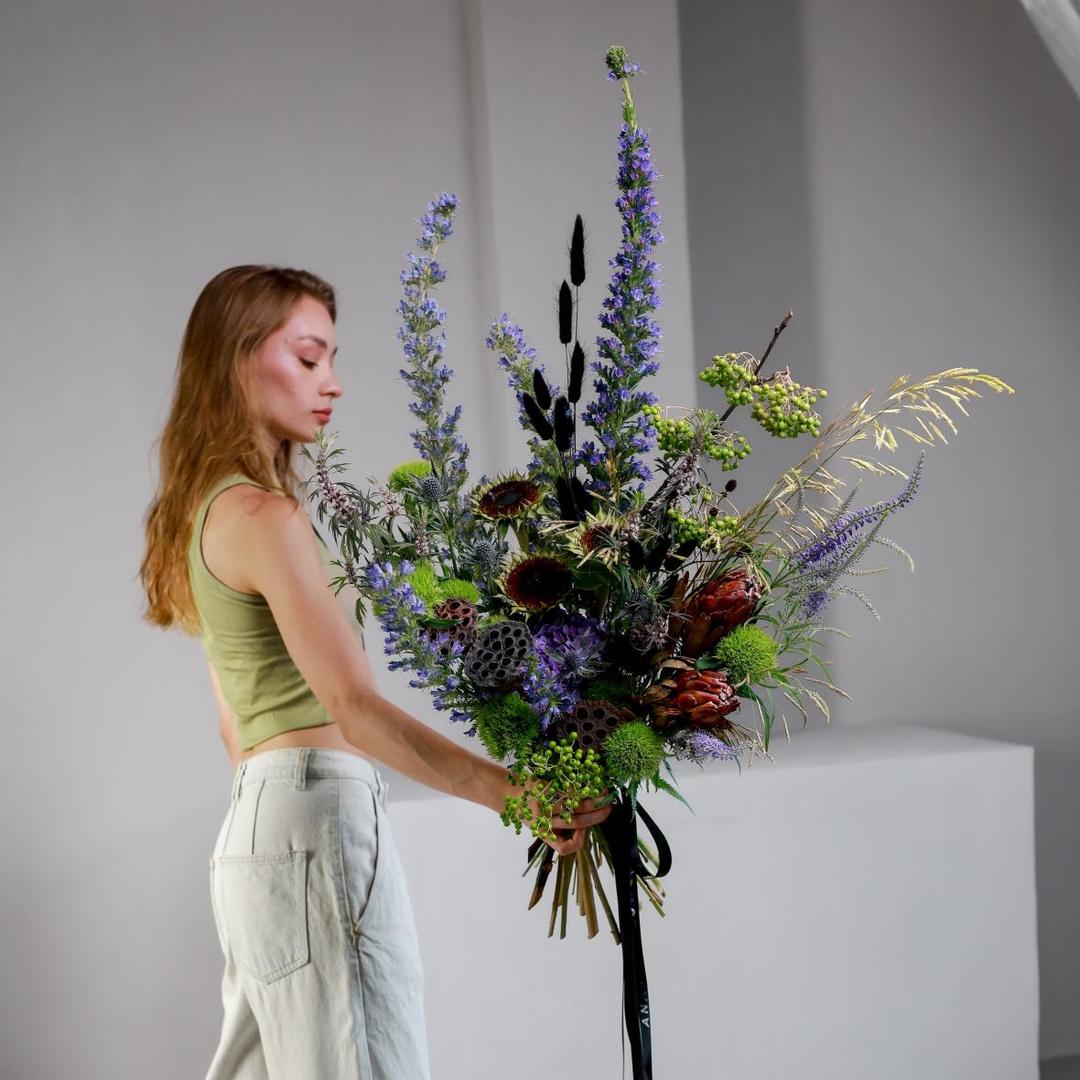 Авторский букет с протеей, лотосами и гвоздикой Green Trick