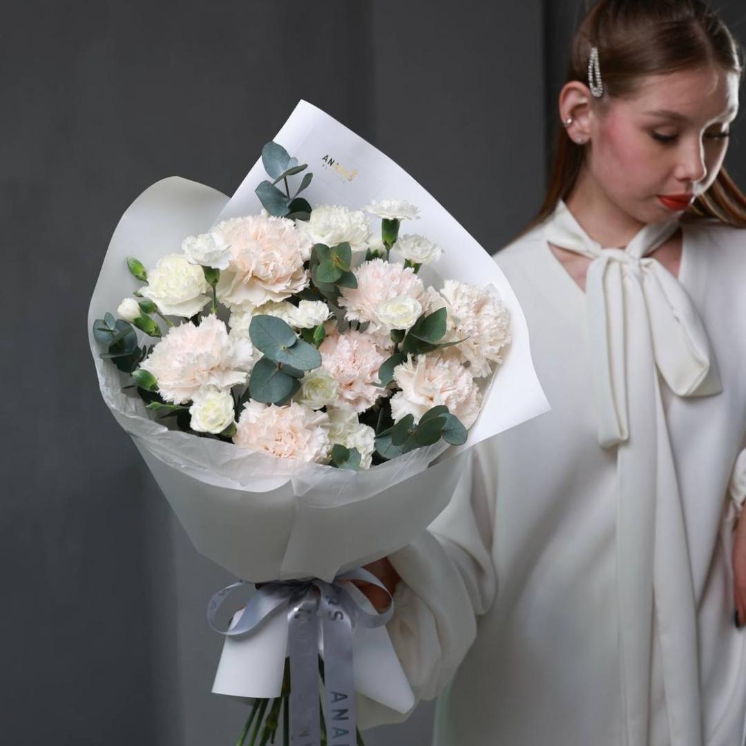 Авторский букет из диантусов и эвкалипта (в 3-х размерах)