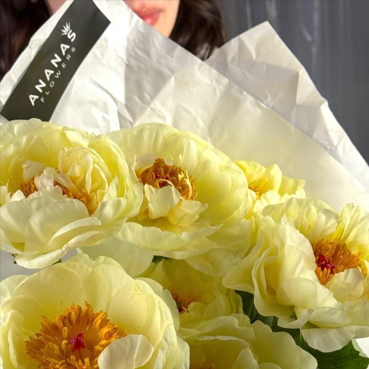 Букет из 7 медовых пионов