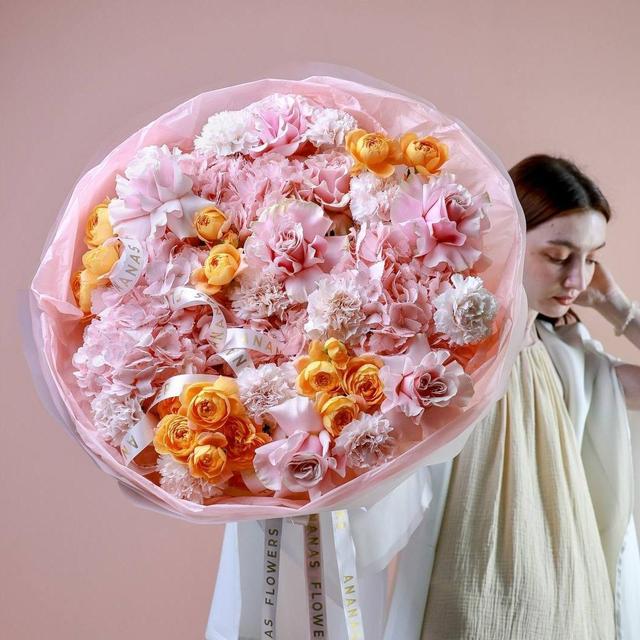 Авторский круглый букет с диантусами и французскими розами (в двух размерах)