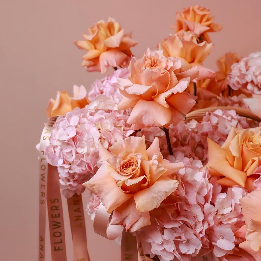 Композиция с сортовыми розами и нежной гортензией XL