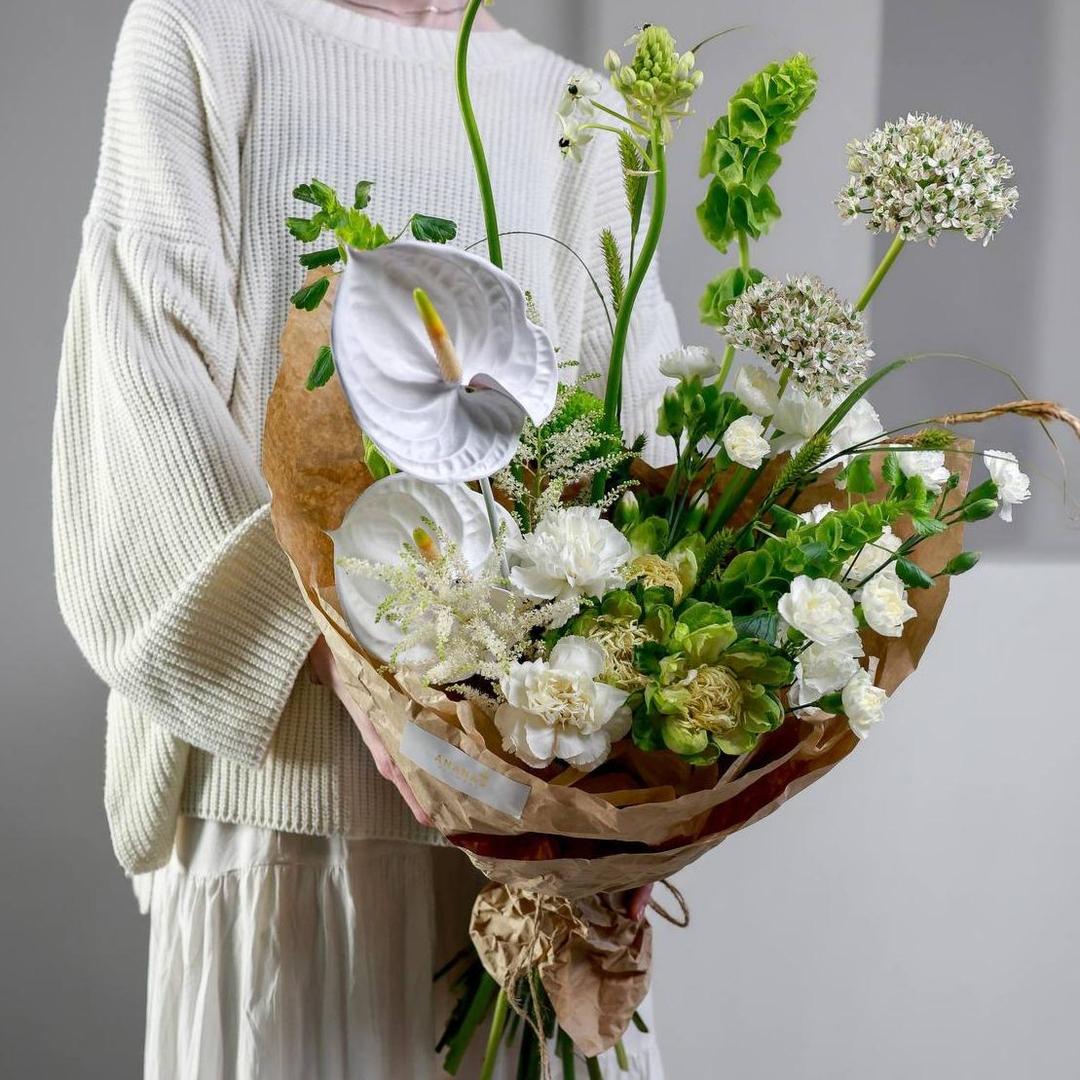 Авторский кулек с белоснежным антуриумом