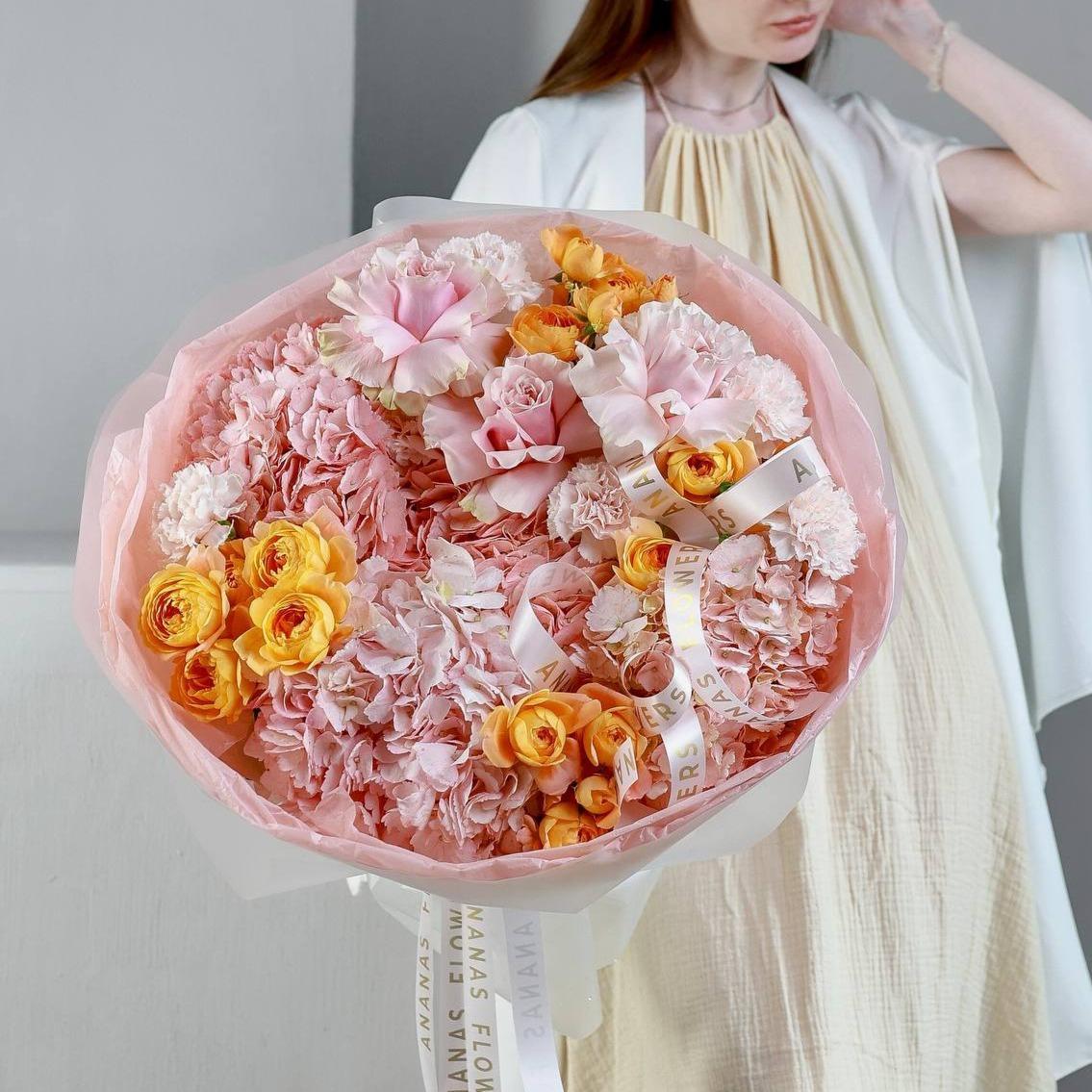 Авторский круглый букет с диантусами и французскими розами (в двух размерах)