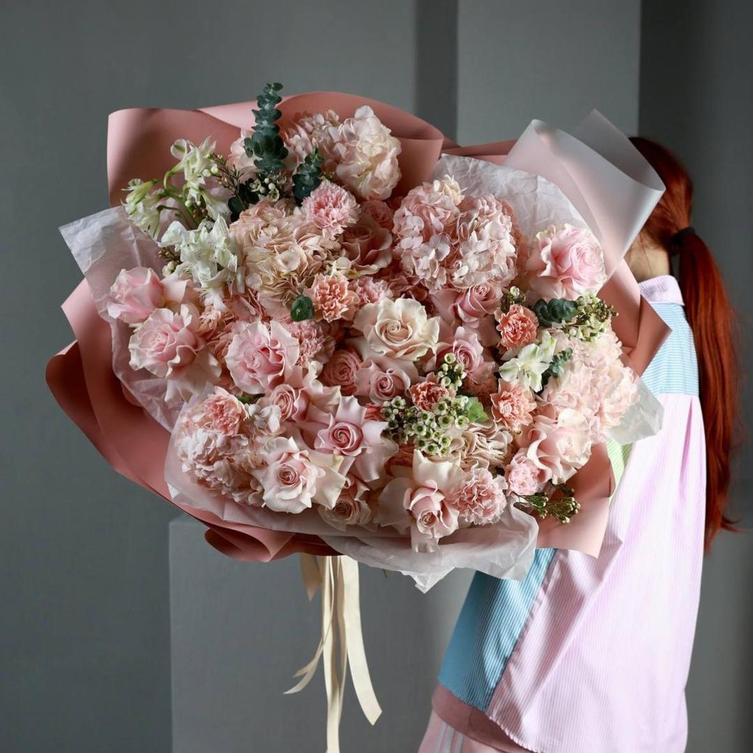 Авторский нежный букет с гортензиями и розами