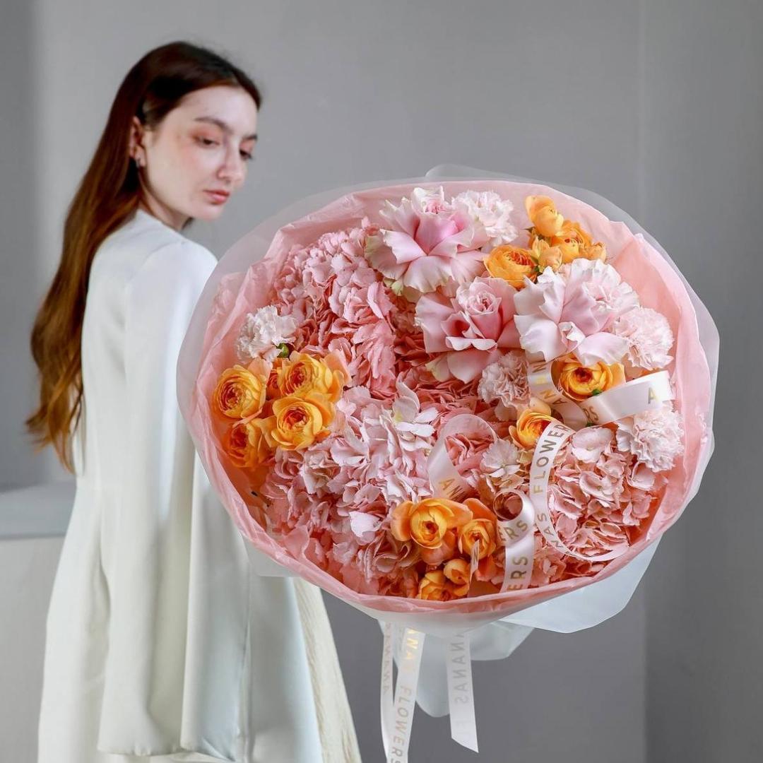 Авторский круглый букет с диантусами и французскими розами (в двух размерах)