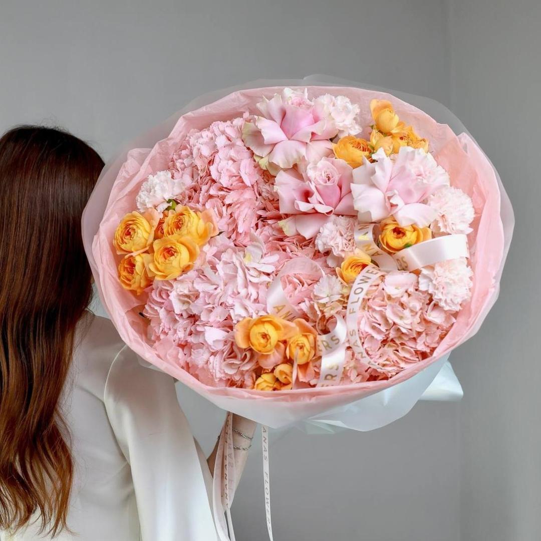 Авторский круглый букет с диантусами и французскими розами (в двух размерах)