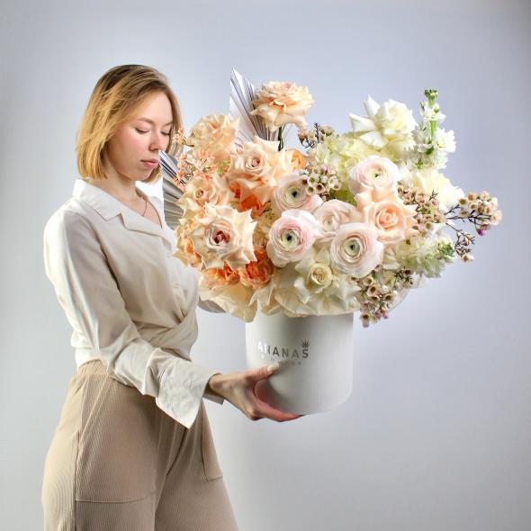 Цветочная композиция с ранункулюсами