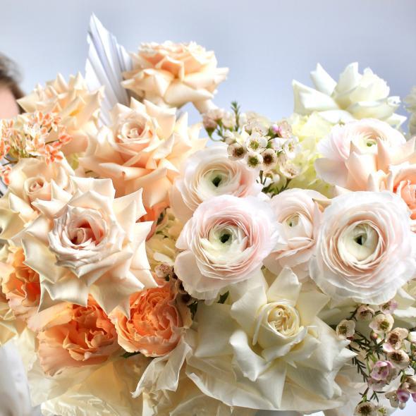 Цветочная композиция с ранункулюсами