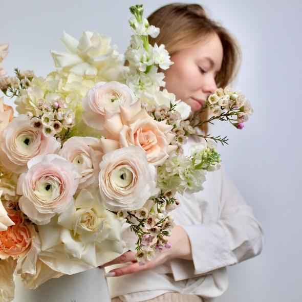 Цветочная композиция с ранункулюсами