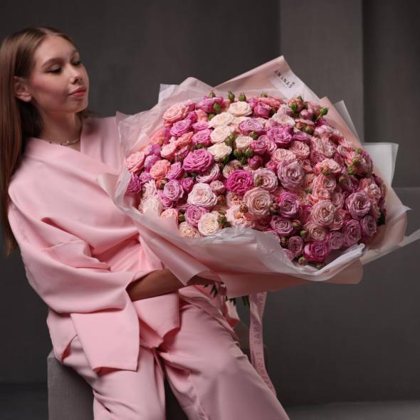 Монобукет из пионовидных кустовых роз (в 3-х размерах) Монобукет из пионовидных кустовых роз (в 3-х размерах)