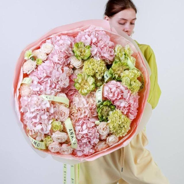 Авторский круглый букет с гортензиями Авторский круглый букет с гортензиями