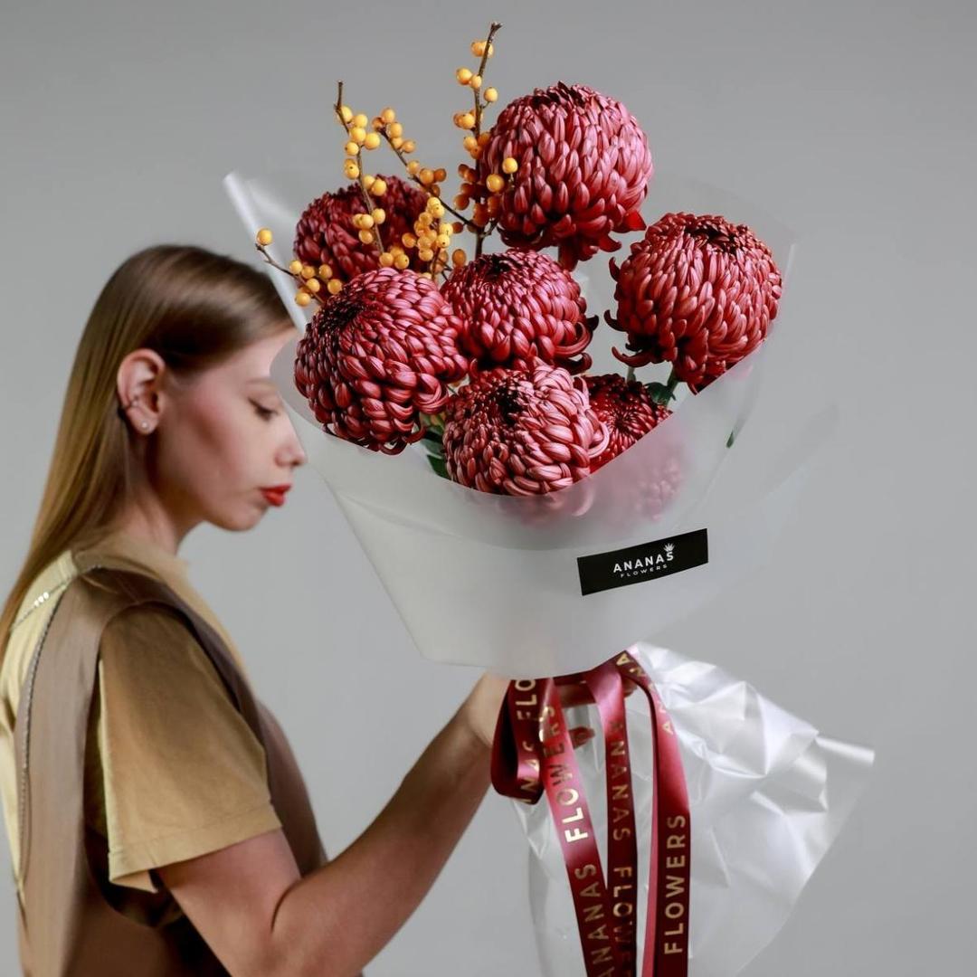 Дуобукет с хризантемой Bigoudi и илексом (в двух рзамерах)